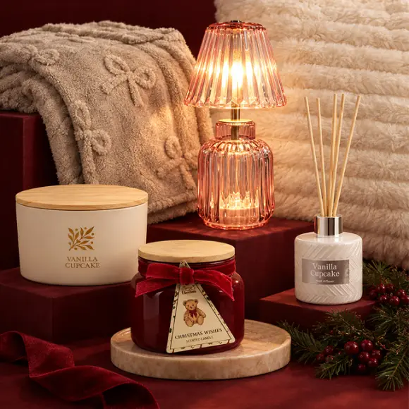 Casa accogliente con accessori Morbide coperte, cuscini, candele profumate e diffusore per una casa accogliente