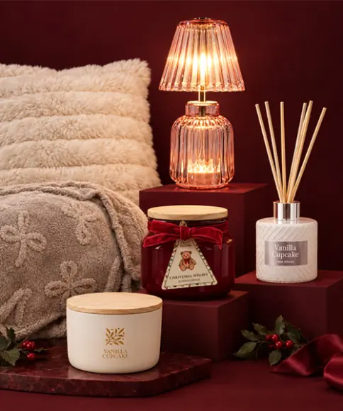 Morbide coperte, cuscini, candele profumate e diffusore per una casa accogliente