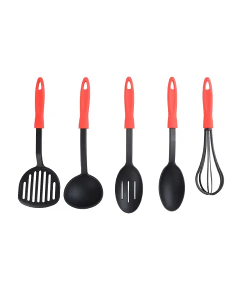 Set di cinque utensili da cucina neri con manici rossi, composto da spatola, mestolo, due cucchiai e frusta