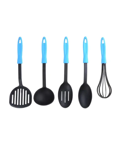 Set di cinque utensili da cucina neri con manici rossi, composto da spatola, mestolo, due cucchiai e frusta Set di cinque utensili da cucina neri con manici rossi, composto da spatola, mestolo, due cucchiai e frusta